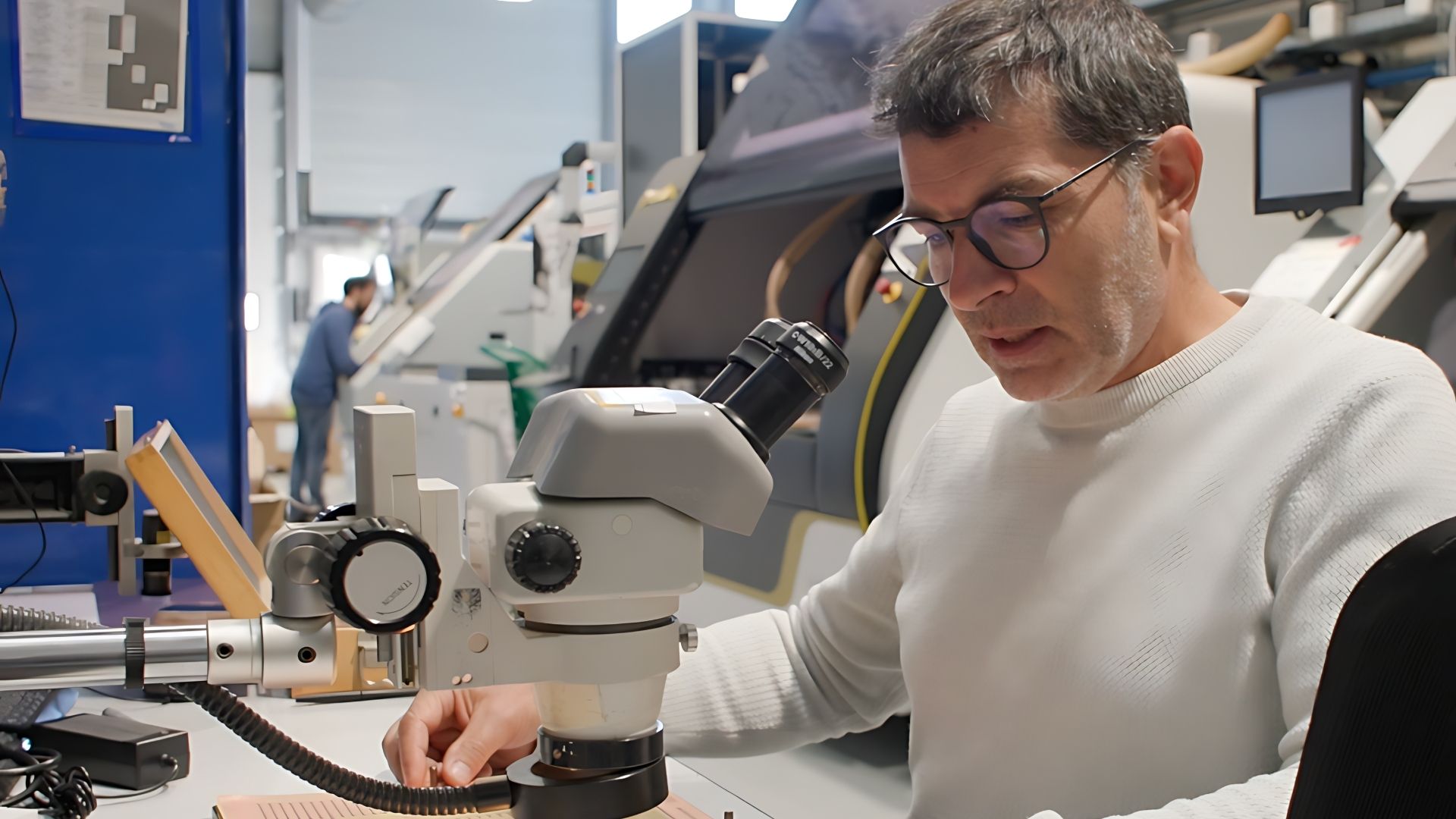 homme filmé en train de regarder dans un microscope
